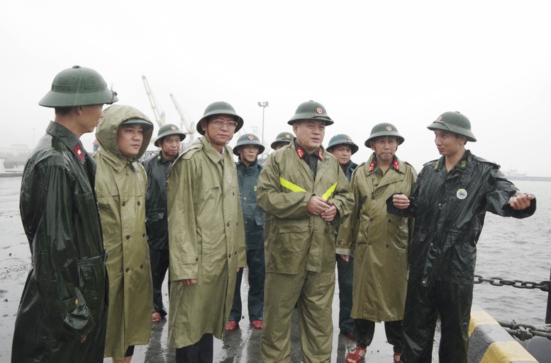 TP. Huế: Gần 6.000 cán bộ, chiến sĩ sẵn sàng cơ động ứng phó bão số 13- Ảnh 1. TP. Huế: Gần 6.000 cán bộ, chiến sĩ sẵn sàng cơ động ứng phó bão số 13- Ảnh 1.