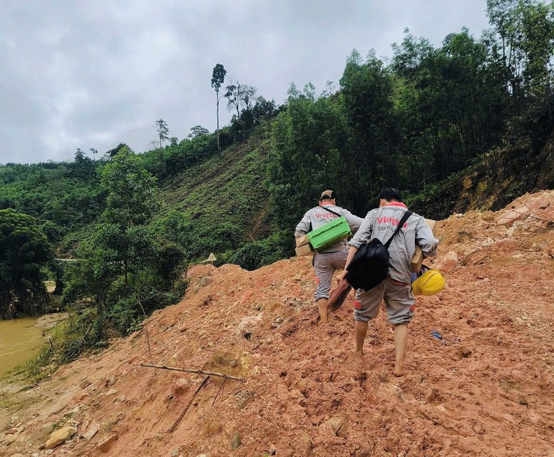 Viettel kích hoạt mạng lưới ứng phó bão số 13 đảm bảo thông tin phục vụ chỉ huy cứu hộ- Ảnh 2. Viettel kích hoạt mạng lưới ứng phó bão số 13 đảm bảo thông tin phục vụ chỉ huy cứu hộ- Ảnh 2.