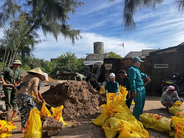 Ứng phó bão số 13: Các hộ dân của tỉnh Gia Lai đã được di dời đến nơi an toàn- Ảnh 1. Ứng phó bão số 13: Các hộ dân của tỉnh Gia Lai đã được di dời đến nơi an toàn- Ảnh 1.