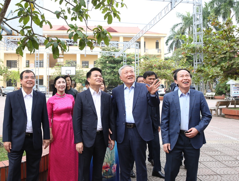 Phó Thủ tướng Thường trực Chính phủ Nguyễn Hòa Bình thăm Trường THPT Kiến An (Hải Phòng)- Ảnh 1. Phó Thủ tướng Thường trực Chính phủ Nguyễn Hòa Bình thăm Trường THPT Kiến An (Hải Phòng)- Ảnh 1.