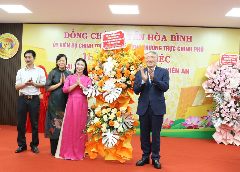 Phó Thủ tướng Thường trực Chính phủ Nguyễn Hòa Bình thăm Trường THPT Kiến An (Hải Phòng)- Ảnh 5. Phó Thủ tướng Thường trực Chính phủ Nguyễn Hòa Bình thăm Trường THPT Kiến An (Hải Phòng)- Ảnh 5.