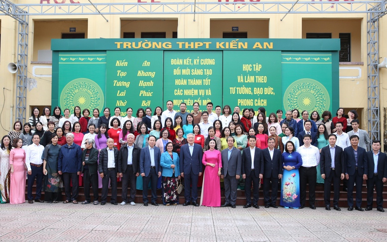 Phó Thủ tướng Thường trực Chính phủ Nguyễn Hòa Bình thăm Trường THPT Kiến An (Hải Phòng)