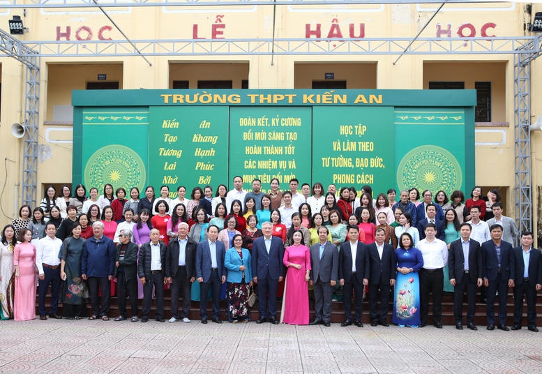 Phó Thủ tướng Thường trực Chính phủ Nguyễn Hòa Bình thăm Trường THPT Kiến An (Hải Phòng)- Ảnh 7. Phó Thủ tướng Thường trực Chính phủ Nguyễn Hòa Bình thăm Trường THPT Kiến An (Hải Phòng)- Ảnh 7.