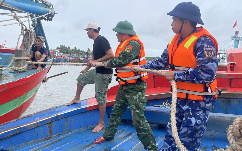 CẬP NHẬT: Bão số 13 giật cấp 17 tiến gần đất liền, việc sơ tán dân đang được triển khai khẩn trương