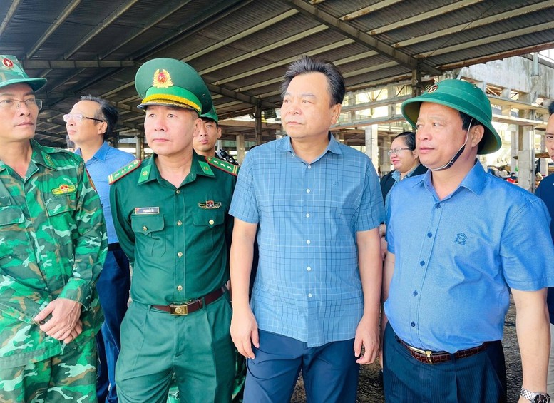 CẬP NHẬT: Bão số 13 giật cấp 17 tiến gần đất liền, phải hoàn thành sơ tán dân trước 12 giờ ngày 6/11- Ảnh 1. CẬP NHẬT: Bão số 13 giật cấp 17 tiến gần đất liền, phải hoàn thành sơ tán dân trước 12 giờ ngày 6/11- Ảnh 1.