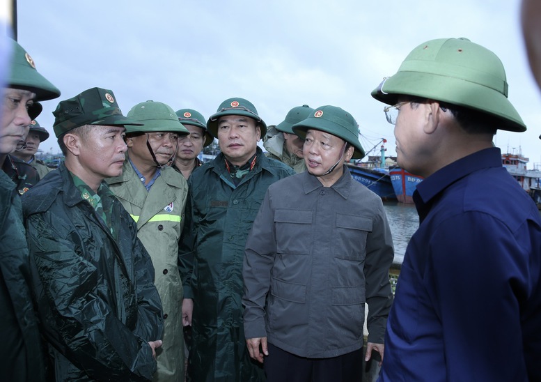 Ứng phó khẩn cấp với bão số 13: Mọi lực lượng phải trực chiến, mọi phương án phải sẵn sàng- Ảnh 3. Ứng phó khẩn cấp với bão số 13: Mọi lực lượng phải trực chiến, mọi phương án phải sẵn sàng- Ảnh 3.