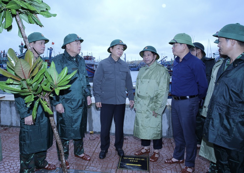 Ứng phó khẩn cấp với bão số 13: Mọi lực lượng phải trực chiến, mọi phương án phải sẵn sàng- Ảnh 2. Ứng phó khẩn cấp với bão số 13: Mọi lực lượng phải trực chiến, mọi phương án phải sẵn sàng- Ảnh 2.