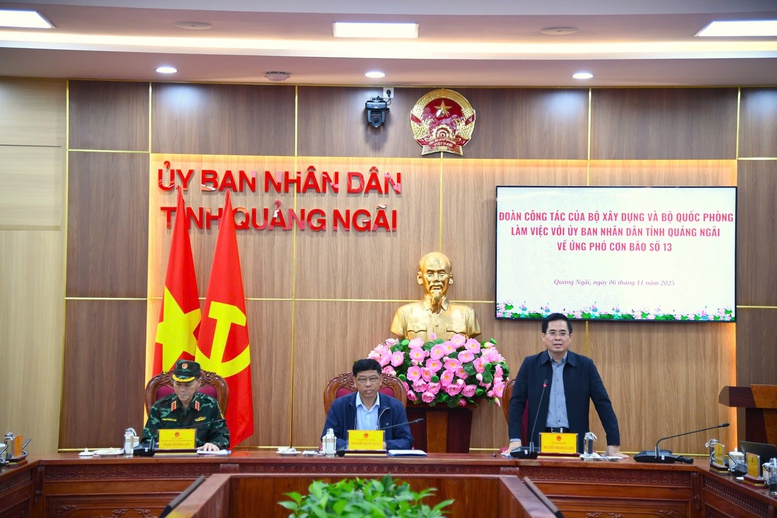 Lập Sở chỉ huy xử lý sự cố tàu chở quặng sắt mắc cạn tại vùng biển Dung Quất- Ảnh 1. Lập Sở chỉ huy xử lý sự cố tàu chở quặng sắt mắc cạn tại vùng biển Dung Quất- Ảnh 1.