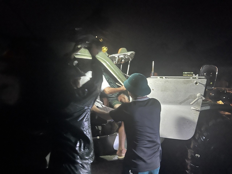 Lực lượng vũ trang đã cứu nhiều người dân bị cô lập sau bão số 13- Ảnh 3. Lực lượng vũ trang đã cứu nhiều người dân bị cô lập sau bão số 13- Ảnh 3.