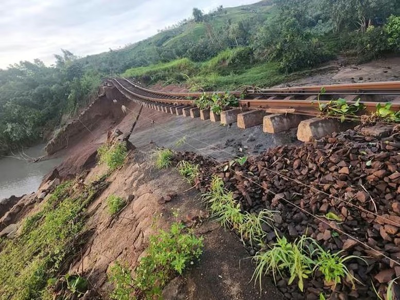 Đường sắt tê liệt, nhiều tuyến quốc lộ qua miền Trung-Tây Nguyên ngập nước- Ảnh 2. Đường sắt tê liệt, nhiều tuyến quốc lộ qua miền Trung-Tây Nguyên ngập nước- Ảnh 2.