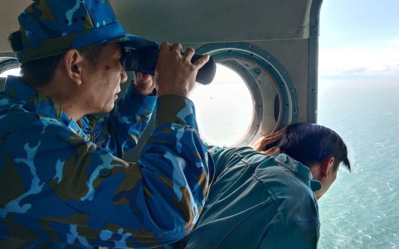 Điều trực thăng tìm kiếm 3 người mất tích trên biển Lý Sơn