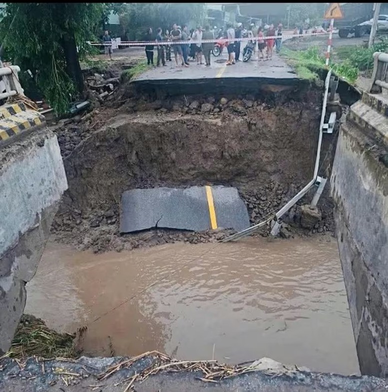 Đường sắt tê liệt, nhiều tuyến quốc lộ qua miền Trung-Tây Nguyên ngập nước- Ảnh 3. Đường sắt tê liệt, nhiều tuyến quốc lộ qua miền Trung-Tây Nguyên ngập nước- Ảnh 3.