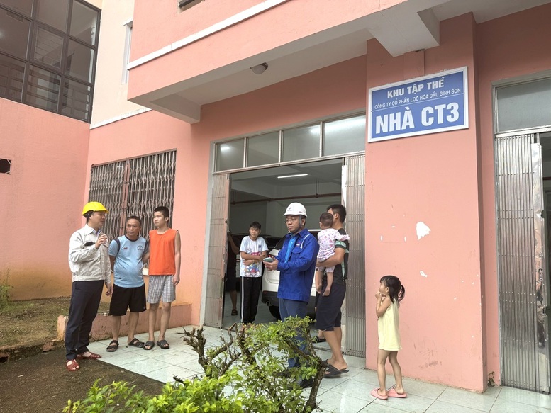 BSR chủ động đón người dân vùng ven biển tránh trú bão số 13- Ảnh 1. BSR chủ động đón người dân vùng ven biển tránh trú bão số 13- Ảnh 1.