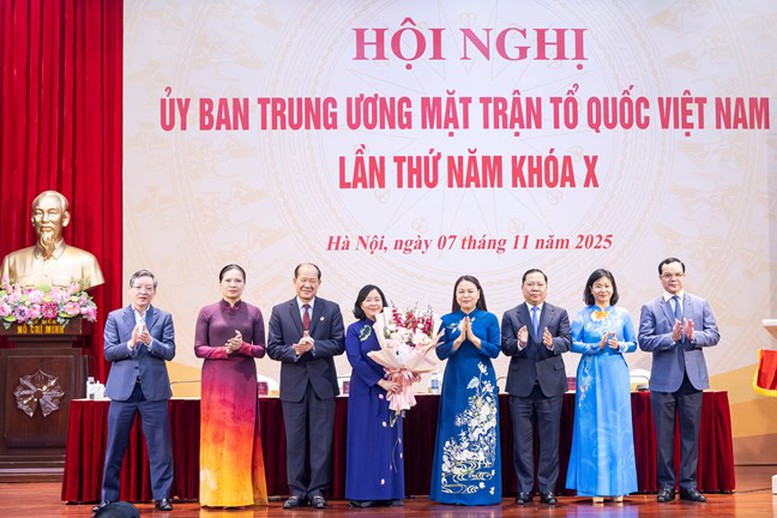 Bà Bùi Thị Minh Hoài giữ chức Chủ tịch Ủy ban Trung ương MTTQ Việt Nam khóa X- Ảnh 6. Bà Bùi Thị Minh Hoài giữ chức Chủ tịch Ủy ban Trung ương MTTQ Việt Nam khóa X- Ảnh 6.