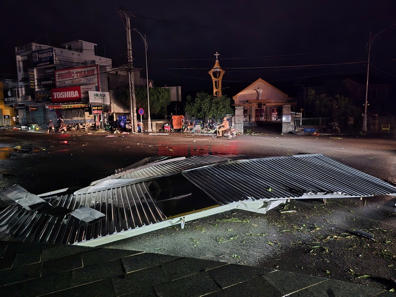 Thông cáo báo chí: Hỗ trợ khẩn cấp 80 tỷ đồng cho 3 tỉnh Quảng Ngãi, Gia Lai, Đắk Lắk khắc phục hậu quả bão số 13- Ảnh 1. Thông cáo báo chí: Hỗ trợ khẩn cấp 80 tỷ đồng cho 3 tỉnh Quảng Ngãi, Gia Lai, Đắk Lắk khắc phục hậu quả bão số 13- Ảnh 1.