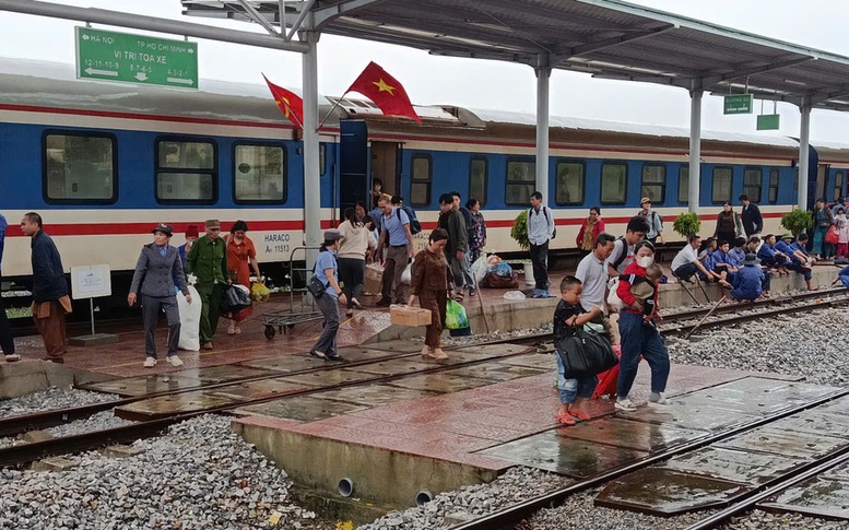 Đường sắt Bắc - Nam hư hỏng do bão, hành khách được chuyển tiếp bằng ô tô