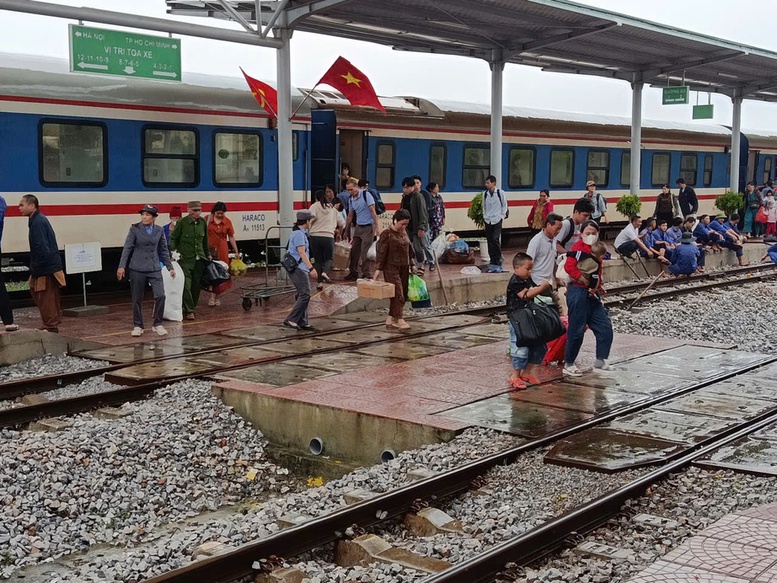 Đường sắt Bắc - Nam hư hỏng do bão, hành khách được chuyển tiếp bằng ô tô- Ảnh 1. Đường sắt Bắc - Nam hư hỏng do bão, hành khách được chuyển tiếp bằng ô tô- Ảnh 1.