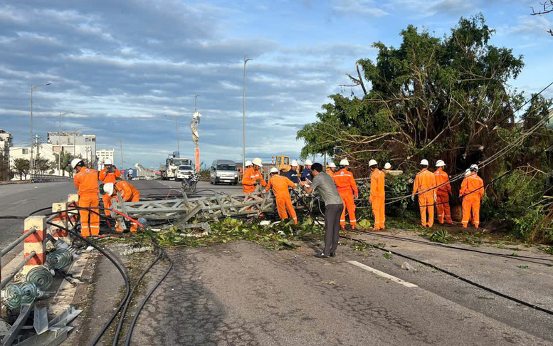 EVNCPC huy động hơn 1.300 nhân lực khẩn trương khôi phục cấp điện sau bão số 13