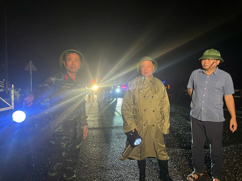 Lực lượng vũ trang đã cứu nhiều người dân bị cô lập sau bão số 13- Ảnh 1. Lực lượng vũ trang đã cứu nhiều người dân bị cô lập sau bão số 13- Ảnh 1.