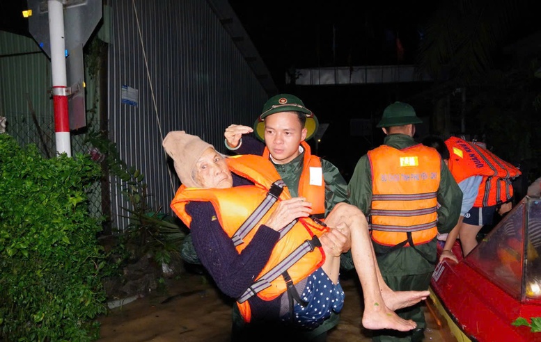 Lực lượng vũ trang đã cứu nhiều người dân bị cô lập sau bão số 13- Ảnh 4. Lực lượng vũ trang đã cứu nhiều người dân bị cô lập sau bão số 13- Ảnh 4.