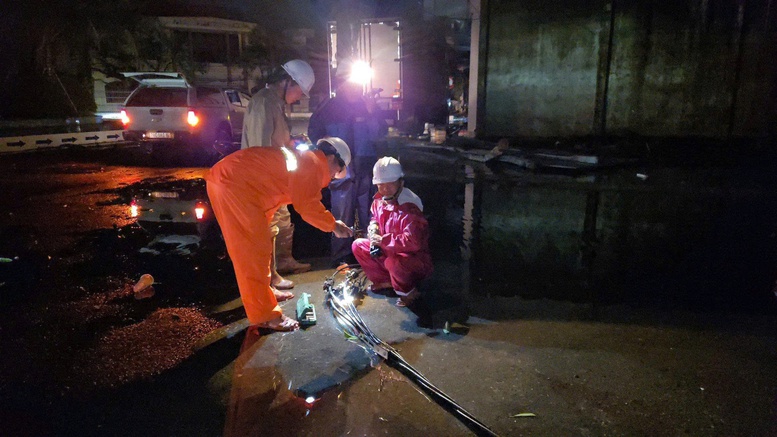 Hơn 1,6 triệu khách hàng bị mất điện do ảnh hưởng của bão số 13- Ảnh 6. Hơn 1,6 triệu khách hàng bị mất điện do ảnh hưởng của bão số 13- Ảnh 6.