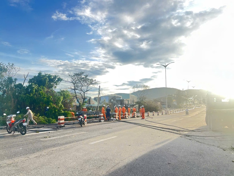 Hơn 1,6 triệu khách hàng bị mất điện do ảnh hưởng của bão số 13- Ảnh 3. Hơn 1,6 triệu khách hàng bị mất điện do ảnh hưởng của bão số 13- Ảnh 3.