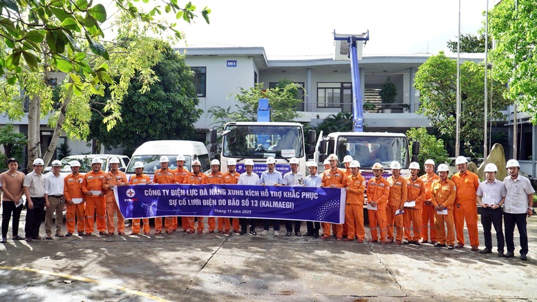 EVNCPC huy động hơn 1.300 nhân lực khẩn trương khôi phục cấp điện sau bão số 13- Ảnh 2. EVNCPC huy động hơn 1.300 nhân lực khẩn trương khôi phục cấp điện sau bão số 13- Ảnh 2.