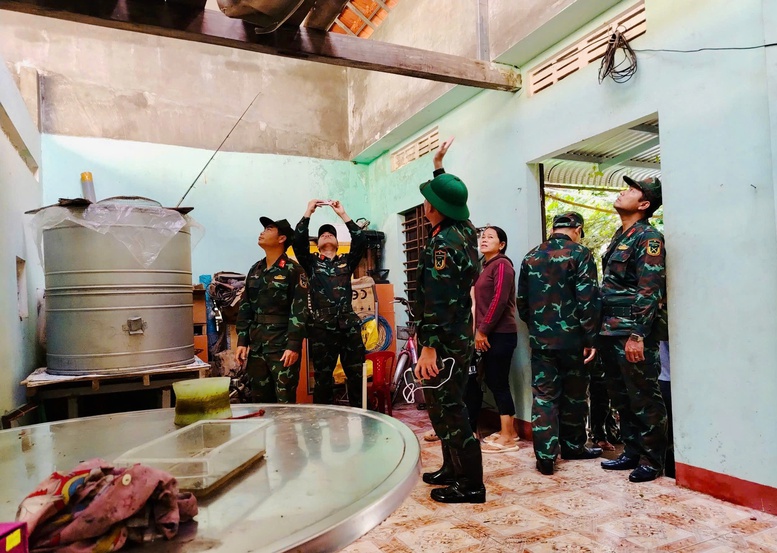 Quân khu 5 nhanh chóng hỗ trợ người dân khắc phục hậu quả bão số 13- Ảnh 7. Quân khu 5 nhanh chóng hỗ trợ người dân khắc phục hậu quả bão số 13- Ảnh 7.