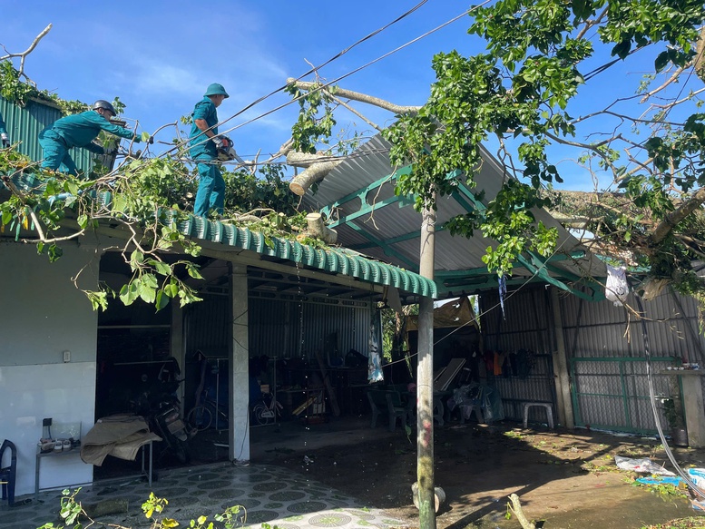 Quân khu 5 nhanh chóng hỗ trợ người dân khắc phục hậu quả bão số 13- Ảnh 11. Quân khu 5 nhanh chóng hỗ trợ người dân khắc phục hậu quả bão số 13- Ảnh 11.