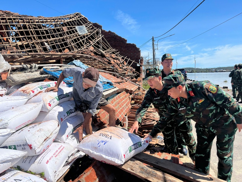 Quân khu 5 nhanh chóng hỗ trợ người dân khắc phục hậu quả bão số 13- Ảnh 12. Quân khu 5 nhanh chóng hỗ trợ người dân khắc phục hậu quả bão số 13- Ảnh 12.