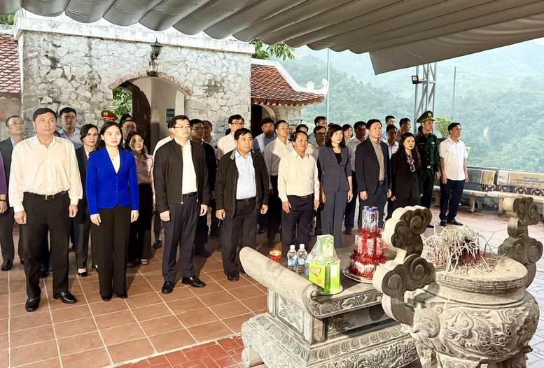 Phó Thủ tướng Nguyễn Chí Dũng dâng hương tưởng nhớ các liệt sĩ tại nghĩa trang Vị Xuyên- Ảnh 5.