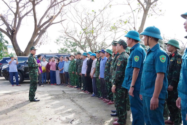 Chính ủy Quân khu 5 thăm, động viên người dân bị thiệt hại do bão số 13- Ảnh 3. Chính ủy Quân khu 5 thăm, động viên người dân bị thiệt hại do bão số 13- Ảnh 3.