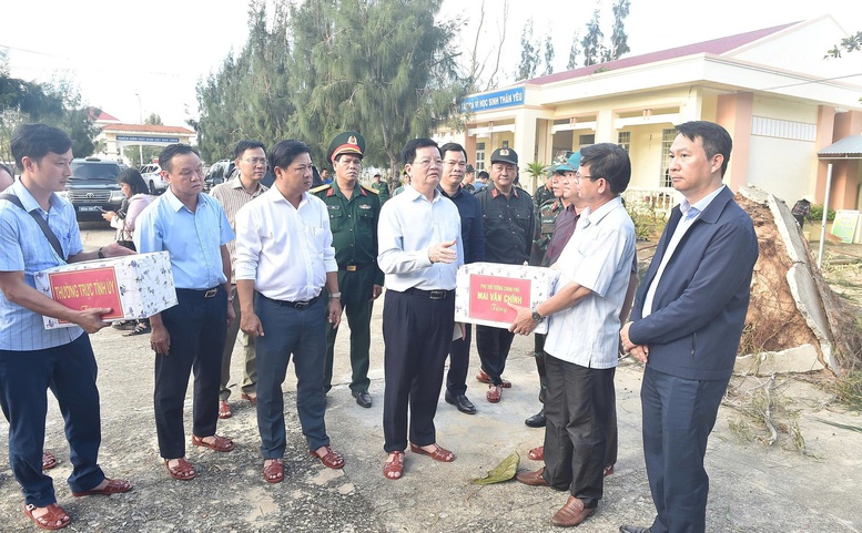 Phó Thủ tướng Mai Văn Chính thăm hỏi, động viên người dân bị thiệt hại do bão số 13 tại Đắk Lắk