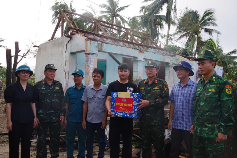 Chính ủy Quân khu 5 thăm, động viên người dân bị thiệt hại do bão số 13- Ảnh 1. Chính ủy Quân khu 5 thăm, động viên người dân bị thiệt hại do bão số 13- Ảnh 1.