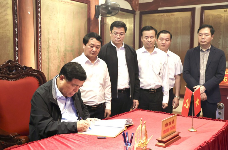 Phó Thủ tướng Nguyễn Chí Dũng dâng hương tưởng nhớ các liệt sĩ tại nghĩa trang Vị Xuyên- Ảnh 3.