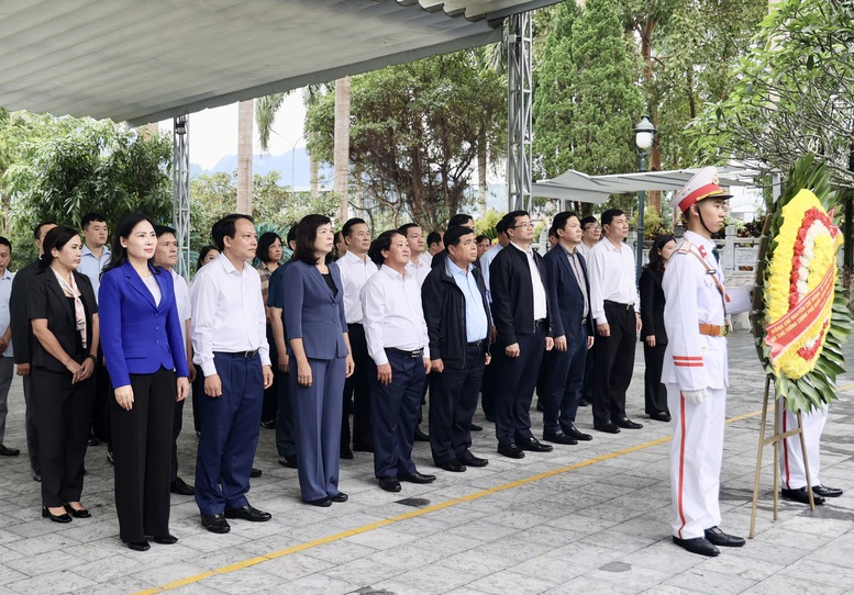 Phó Thủ tướng Nguyễn Chí Dũng dâng hương tưởng nhớ các liệt sĩ tại nghĩa trang Vị Xuyên- Ảnh 1.