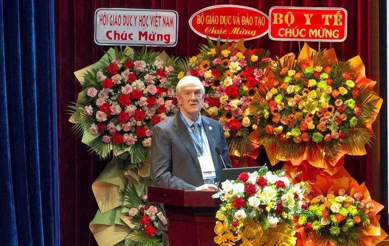 Giáo dục y học trong kỷ nguyên số: Có AI hỗ trợ, bác sĩ vẫn là trung tâm- Ảnh 3.