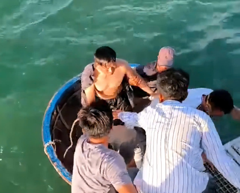 Cả 3 ngư dân mất tích ở biển Lý Sơn đã được cứu- Ảnh 1.