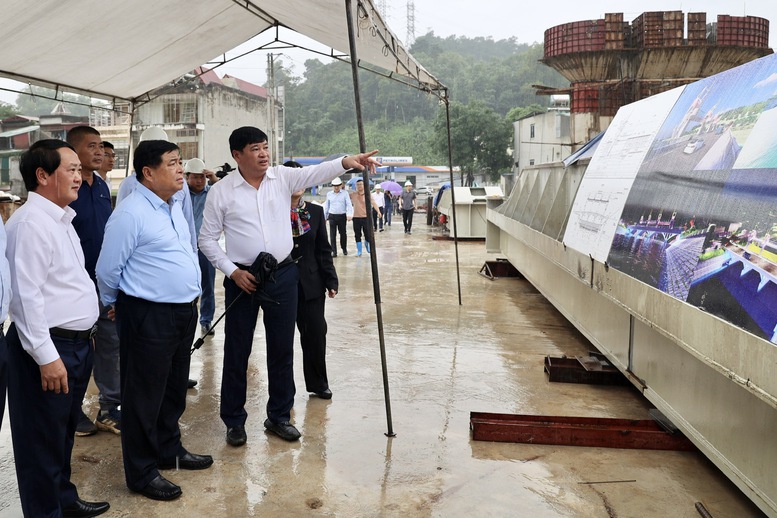 Phó Thủ tướng Nguyễn Chí Dũng kiểm tra thực tế tuyến cao tốc Tuyên Quang - Hà Giang- Ảnh 2. Phó Thủ tướng Nguyễn Chí Dũng kiểm tra thực tế tuyến cao tốc Tuyên Quang - Hà Giang- Ảnh 2.