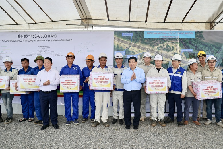 Phó Thủ tướng Nguyễn Chí Dũng kiểm tra thực tế tuyến cao tốc Tuyên Quang - Hà Giang- Ảnh 4. Phó Thủ tướng Nguyễn Chí Dũng kiểm tra thực tế tuyến cao tốc Tuyên Quang - Hà Giang- Ảnh 4.