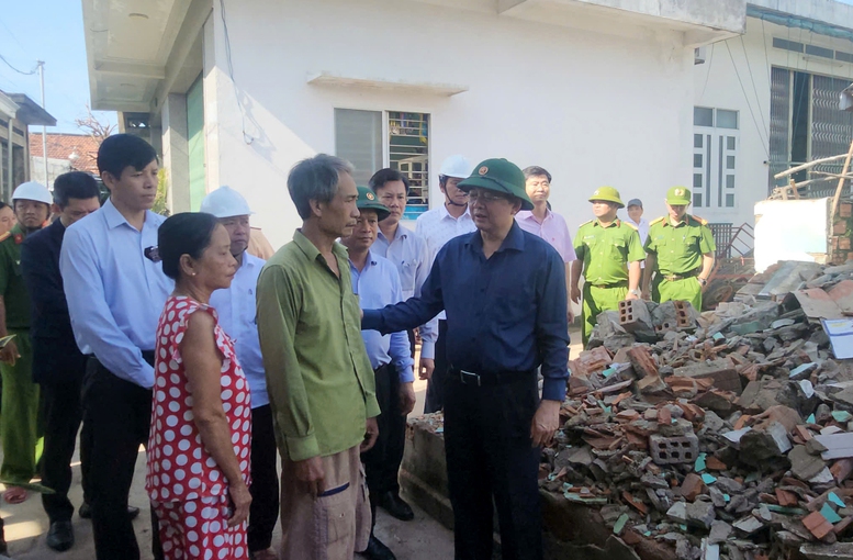 Phó Thủ tướng Hồ Quốc Dũng thăm, tặng quà người dân Gia Lai bị ảnh hưởng do bão số 13- Ảnh 3. Phó Thủ tướng Hồ Quốc Dũng thăm, tặng quà người dân Gia Lai bị ảnh hưởng do bão số 13- Ảnh 3.