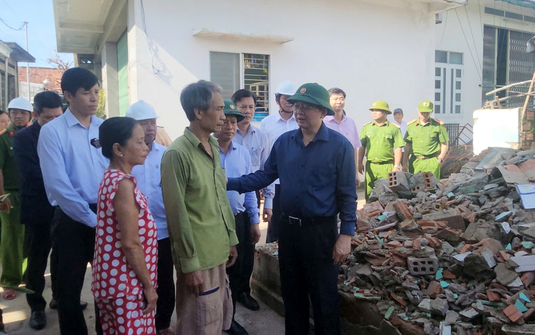 Phó Thủ tướng Hồ Quốc Dũng thăm, tặng quà người dân Gia Lai bị ảnh hưởng do bão số 13