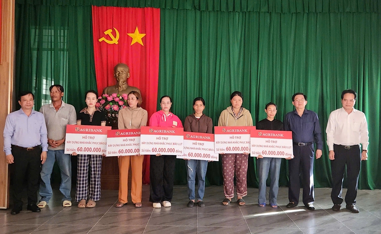 Phó Thủ tướng Hồ Quốc Dũng thăm, tặng quà người dân Gia Lai bị ảnh hưởng do bão số 13- Ảnh 4. Phó Thủ tướng Hồ Quốc Dũng thăm, tặng quà người dân Gia Lai bị ảnh hưởng do bão số 13- Ảnh 4.