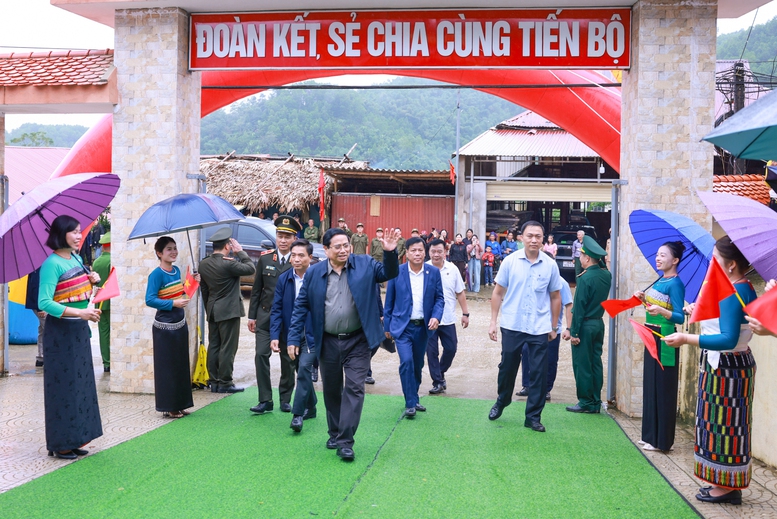 Thủ tướng: Từng ngôi trường mới nơi biên giới sẽ là nơi gieo con chữ, ươm mầm tri thức, thắp sáng ước mơ, hiện thực hóa khát vọng- Ảnh 1. Thủ tướng: Từng ngôi trường mới nơi biên giới sẽ là nơi gieo con chữ, ươm mầm tri thức, thắp sáng ước mơ, hiện thực hóa khát vọng- Ảnh 1.