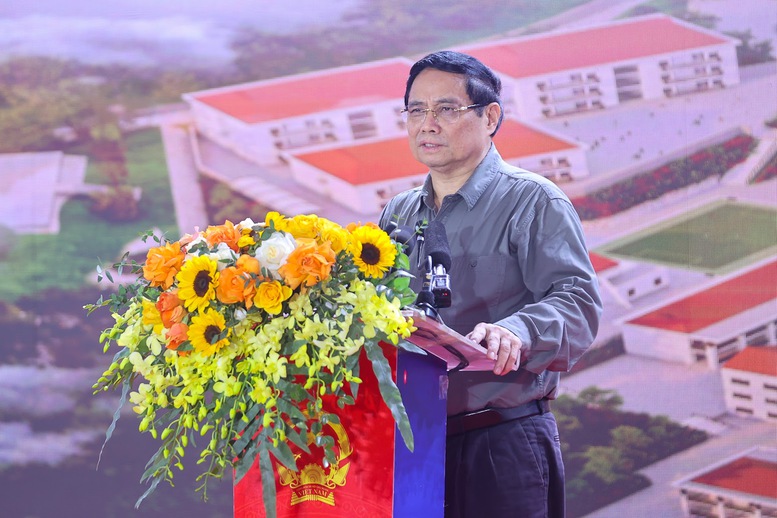 Thủ tướng Chính phủ Phạm Minh Chính phát biểu tại lễ khởi công xây dựng các trường phổ thông nội trú liên cấp Tiểu học và Trung học cơ sở tại các xã biên giới đất liền sáng 9/11, điểm cầu Trường nội trú liên cấp Tiểu học và Trung học cơ sở xã Yên Khương, Thanh Hóa - Ảnh: VGP/Nhật Bắc