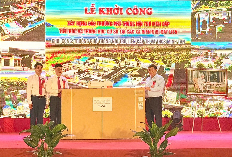 Phó Thủ tướng Nguyễn Chí Dũng tặng quà cho Trường Phổ thông nội trú liên cấp Tiểu học và Trung học cơ sở Minh Tân - Ảnh: VGP/Thu Sa