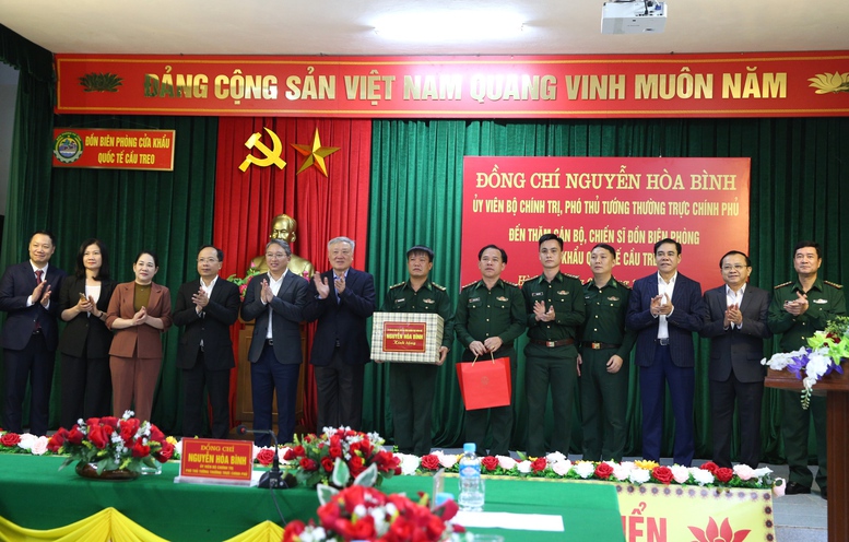 Phó Thủ tướng Thường trực Nguyễn Hòa Bình thăm Đồn biên phòng Cửa khẩu quốc tế Cầu Treo- Ảnh 4.