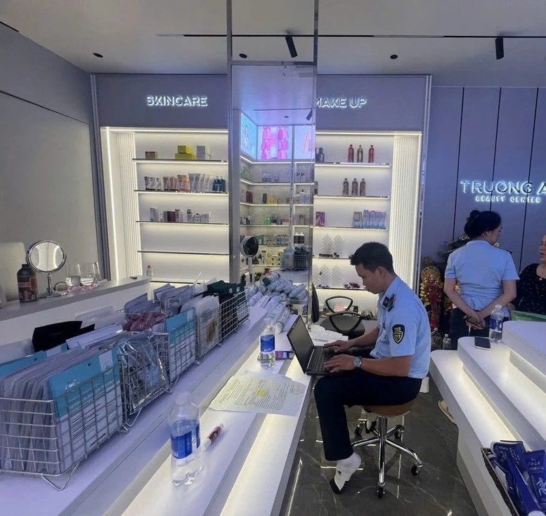 Huế: Mạnh tay xử lý hành vi kinh doanh hàng giả trên các 'shop online'- Ảnh 2. Huế: Mạnh tay xử lý hành vi kinh doanh hàng giả trên các 'shop online'- Ảnh 2.