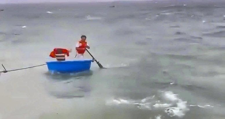 Chủ tịch nước tặng Huân chương Dũng cảm cho 2 ngư dân Lý Sơn- Ảnh 1.