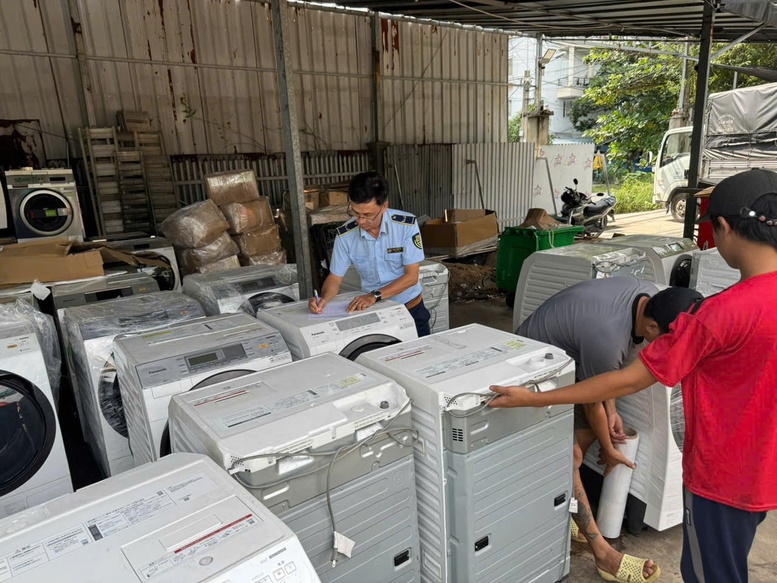TPHCM: Phát hiện kho máy giặt, điều hòa không khí thuộc diện cấm nhập khẩu- Ảnh 1.